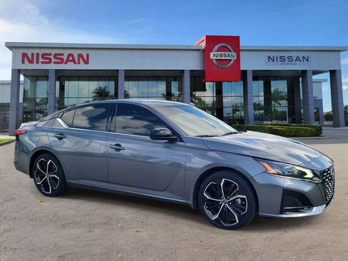 Used 2023 Nissan Altima 2.5 SR FWD image 2