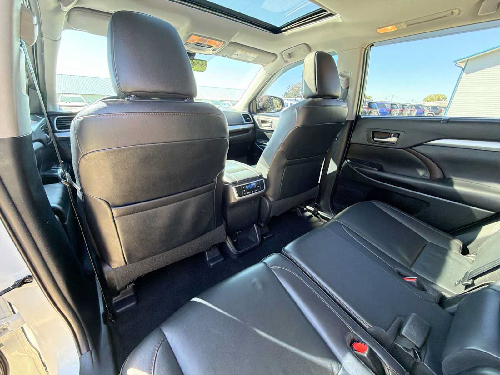 Used 2019 Toyota Highlander XLE AWD/4WD image 15