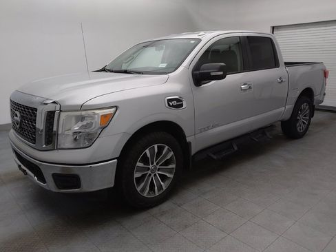Used 2017 Nissan Titan SV RWD image 2