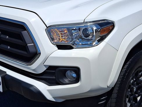 Used 2020 Toyota Tacoma SR5 AWD/4WD image 9