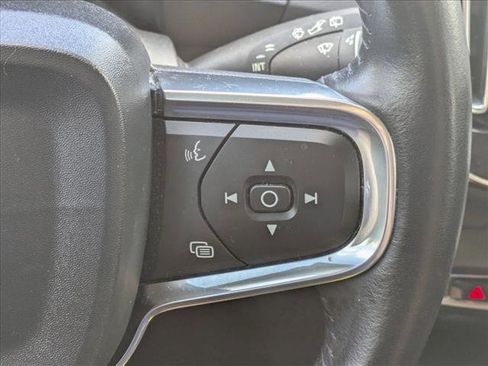 Used 2019 Volvo XC40 T5 Momentum image 12