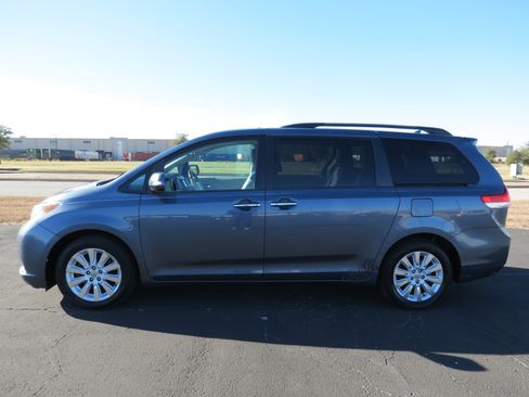 Used 2013 Toyota Sienna Limited image 3