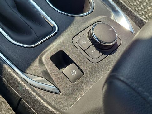 Used 2023 Chevrolet Traverse LT FWD image 29