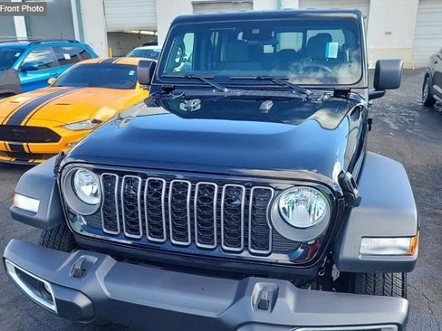 Used 2025 Jeep Gladiator Sport image 16