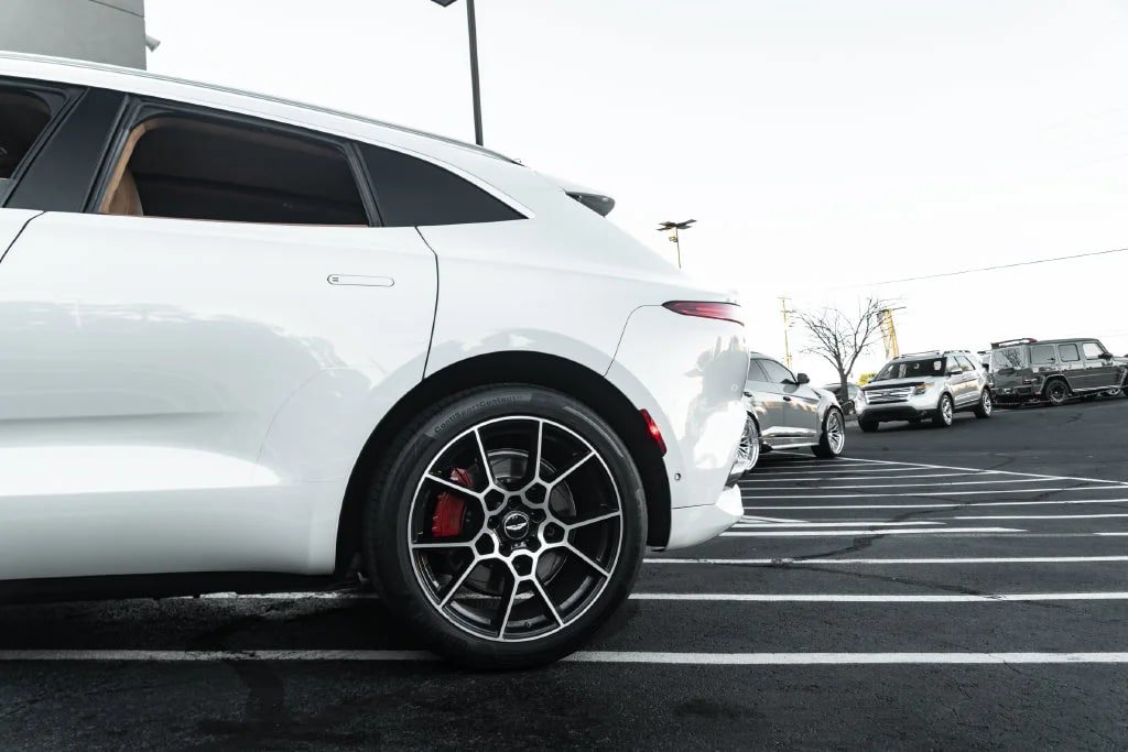 Used 2022 Aston Martin DBX AWD/4WD image 23