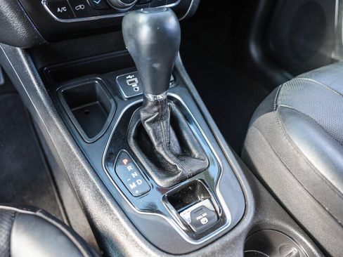 Used 2019 Jeep Cherokee Limited FWD image 11