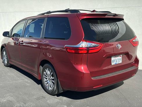 Used 2020 Toyota Sienna XLE w/ XLE Navigation Package image 4