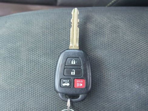 Used 2018 Toyota Corolla LE image 25