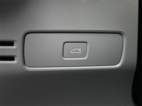 Used 2023 Volvo XC40 B5 Ultimate w/ Protection Package Premier image 32