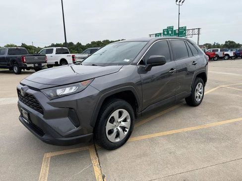 Used 2022 Toyota RAV4 LE FWD image 4