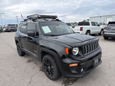 Used 2023 Jeep Renegade Latitude w/ Sun & Fun Group image 3