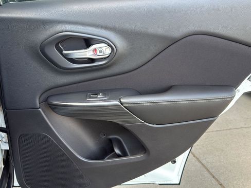 Used 2016 Jeep Cherokee Sport image 34