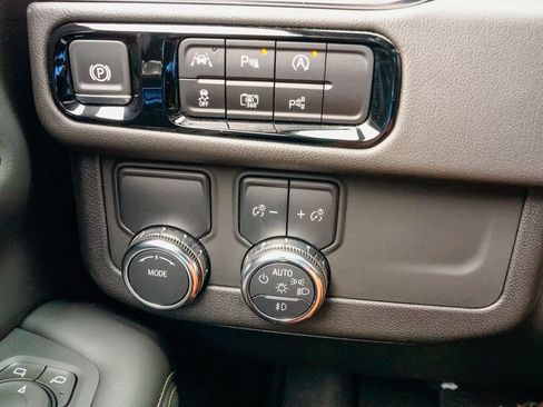 Used 2025 GMC Yukon Elevation RWD image 18