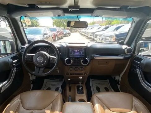 Used 2014 Jeep Wrangler Unlimited Sahara w/ Connectivity Group AWD/4WD image 8