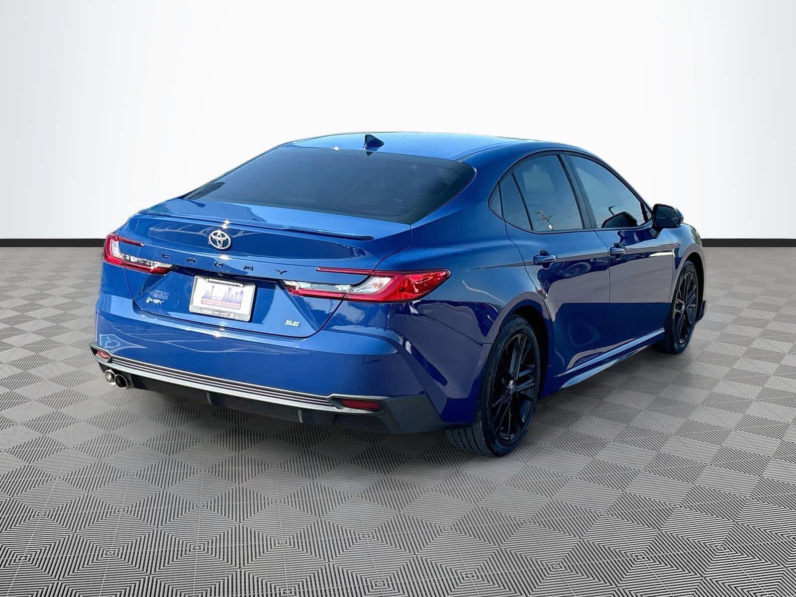 Used 2025 Toyota Camry SE w/ Convenience Package FWD image 5