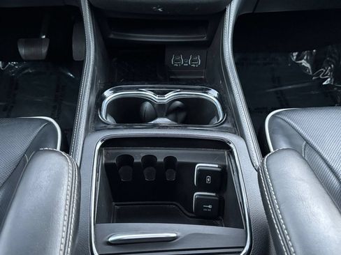 Used 2025 Chrysler Pacifica Limited FWD image 46