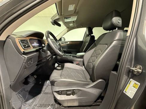 Used 2025 Volkswagen Atlas SE image 13