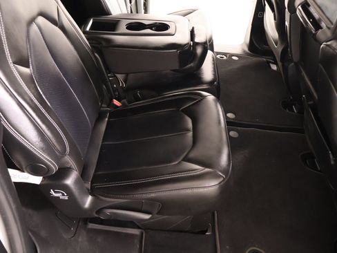 Used 2024 Chrysler Pacifica Touring-L w/ Uconnect Theater Family Group FWD image 16