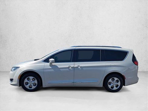 Used 2017 Chrysler Pacifica Touring-L Plus w/ Advanced Safetytec Group FWD image 8