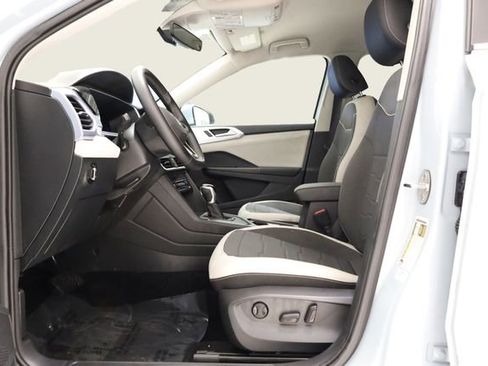 Used 2025 Volkswagen Taos SE image 13