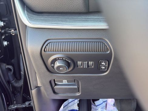 New 2024 Jeep Wagoneer Series II w/ Flexible Seating Group image 14