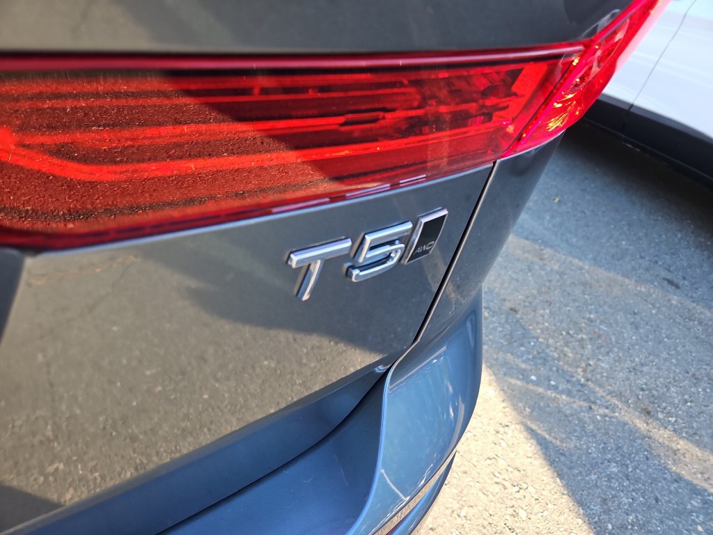 Used 2019 Volvo XC60 T5 Momentum w/ Multimedia Package AWD/4WD image 4