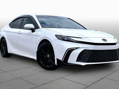 Used 2026 Toyota Camry SE w/ Convenience Package image 3