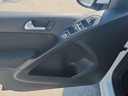 Used 2018 Volkswagen Tiguan Limited w/ Premium Package image 22