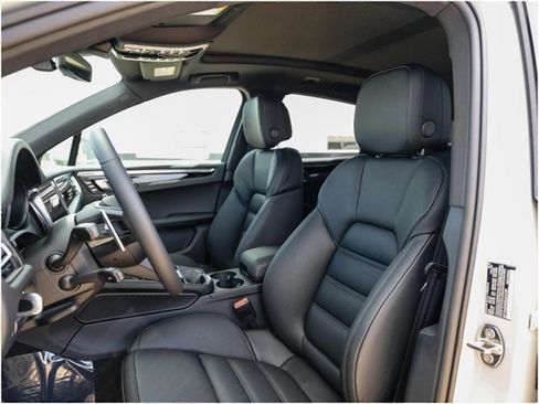 Certified 2025 Porsche Macan image 5