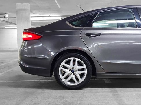 Used 2015 Ford Fusion SE image 18