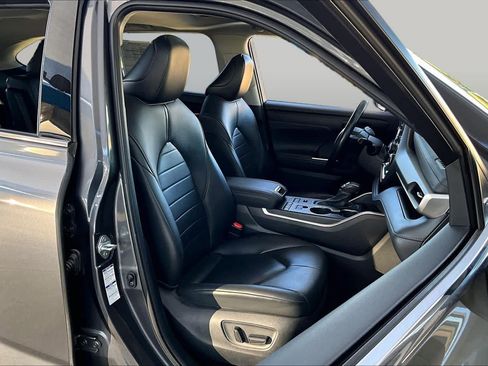 Used 2021 Toyota Highlander XLE AWD/4WD image 9