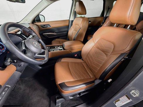 Used 2024 Nissan Pathfinder Platinum AWD/4WD image 2