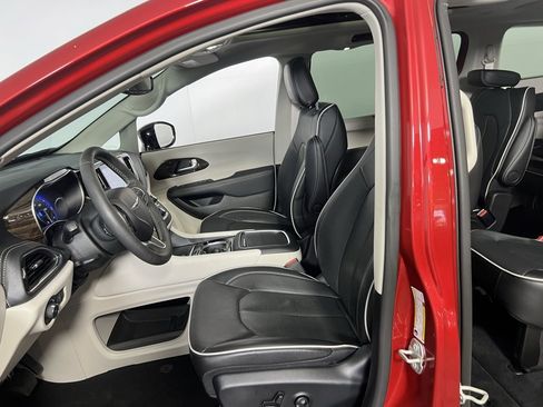 Certified 2024 Chrysler Pacifica Limited image 20