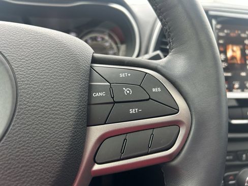 Used 2019 Jeep Cherokee Limited image 19