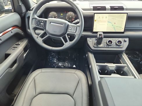 Used 2025 Land Rover Defender 130 X-Dynamic SE AWD/4WD image 4