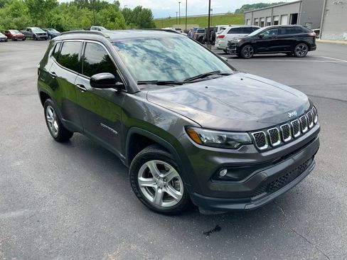 Used 2024 Jeep Compass Latitude w/ Altitude Special Edition AWD/4WD image 2