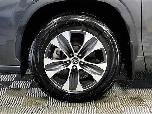 Used 2022 Toyota Highlander XLE image 8