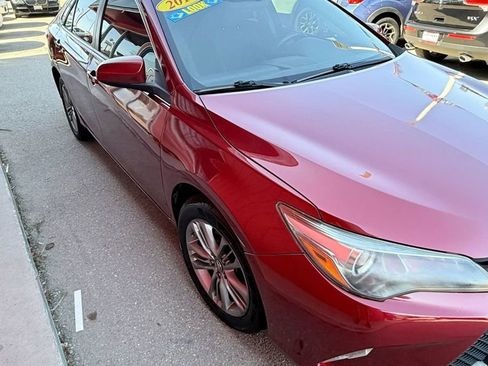 Used 2017 Toyota Camry SE w/ Moonroof Package FWD image 3