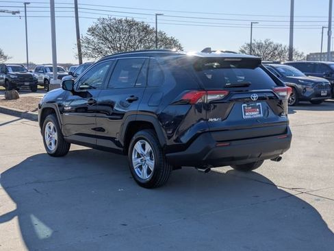 Used 2021 Toyota RAV4 XLE image 8