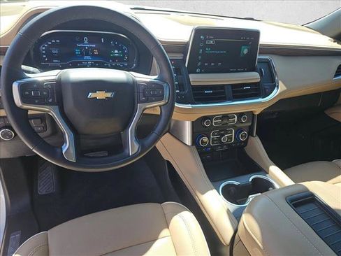 Used 2024 Chevrolet Suburban Premier w/ Premium Package RWD image 17