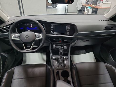 Used 2023 Volkswagen Jetta SE w/ Panoramic Sunroof Package FWD image 4