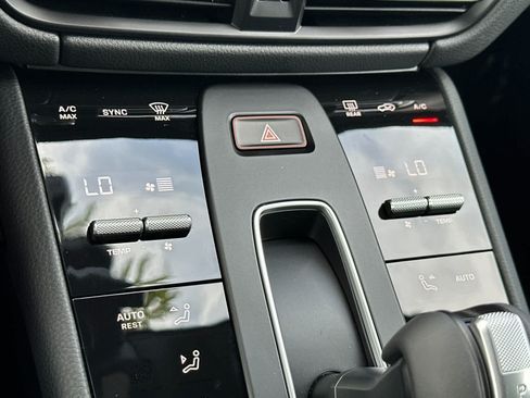 Certified 2025 Porsche Macan AWD/4WD image 24