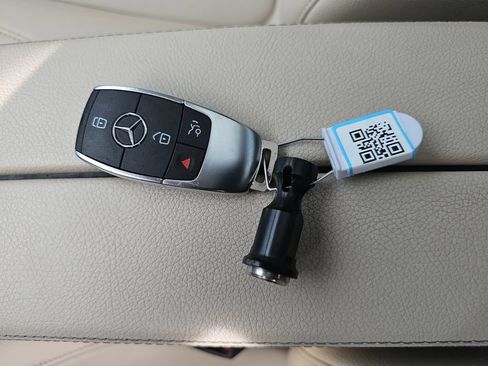 Used 2023 Mercedes-Benz GLB 250 4MATIC w/ Premium Package image 34
