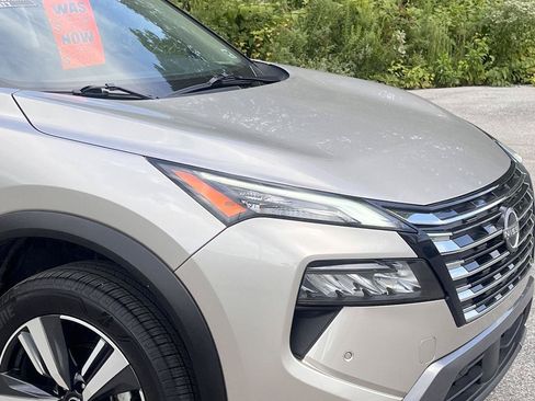 Used 2025 Nissan Rogue SL AWD/4WD image 8