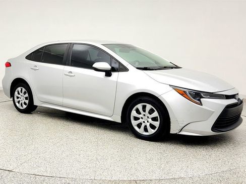 Used 2023 Toyota Corolla LE image 3