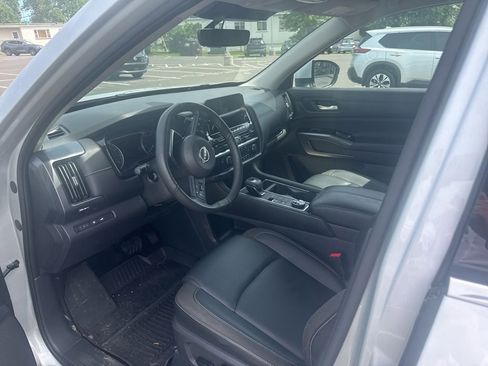 Used 2023 Nissan Pathfinder SL AWD/4WD image 8
