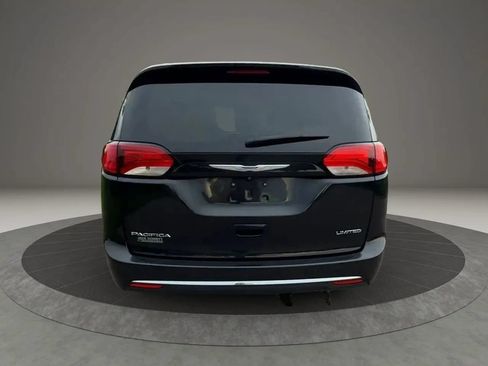 Used 2020 Chrysler Pacifica Limited w/ Tire & Wheel Group FWD image 5