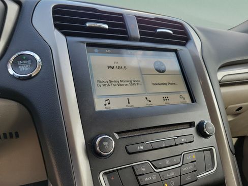 Used 2018 Ford Fusion SE FWD image 16
