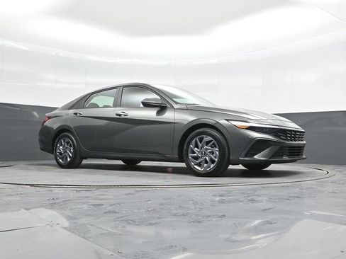 Used 2024 Hyundai Elantra SEL image 40