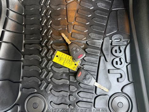 Used 2017 Jeep Wrangler Unlimited Rubicon AWD/4WD image 36